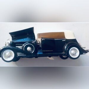 Signature 1933 Black Cadillac Fleetwood Die Cast Model Car Vintage
